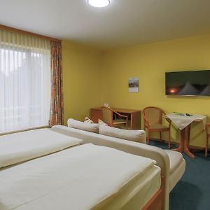 Zimmer mit Kingsize-Bett